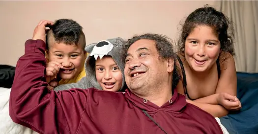  ?? PHOTO: JOSEPH JOHNSON/FAIRFAX NZ ?? Charles Bates is a solo father of five. He is pictured with 7-year-old twins Xaviar and Ada Bates and Kisziah Bates, 9. Absent are Dasharn Bates, 14, and Matea Bates, 29.