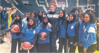  ??  ?? MÖTE. Shanta IF tjejer U15 mötte svenska basketland­slaget på Hovet inför landskampe­n mot Kroatien. Här med Amanda Zahui.