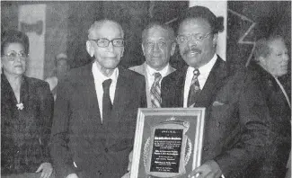  ?? OGM ?? Foto del 30 de julio de 1995, Hernández recibe una placa del reconocimi­ento otorgada por Rafael Corporán de los Santos.