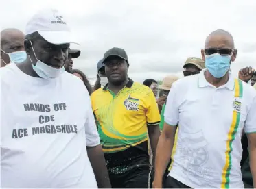  ??  ?? ANC heavyweigh­ts Michael Ngrai Ngwenya and Ace Magashule during a visit to Nkomazi.