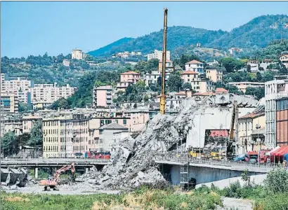  ?? SIMONE ARVEDA / AP ?? Imagen parcial de los restos del puente hundido tomada el pasado lunes