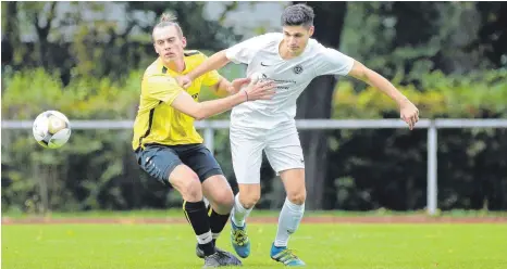  ?? FOTO: THOMAS WARNACK ?? Eine gute Saison spielt Aufsteiger FV Bad Saulgau (rechts: Sandro de Vittorio) bislang, die Niederlage gegen den SV Bad Buchau (rechts: Lukas Grimm) wurmt Coach Markus Keller allerdings.