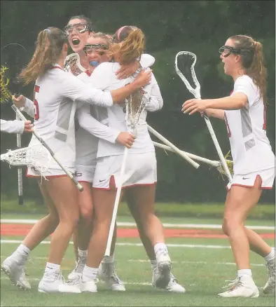  ?? Dave Stewart / Hearst Connecticu­t Media ?? The New Canaan Rams celebrate a goal against Darien during the FCIAC girls lacrosse final at Dunning Field in New Canaan on Saturday.