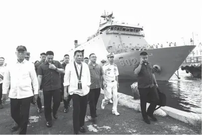  ?? (Alvin Kasiban) ?? PRESIDENT Duterte leads the send-off rites for the BRP Davao Del Sur (LD 602) and BRP Ramon Alcaraz bound for Middle East at Port Area in Manila, Tuesday. The two Philippine Navy ships will fetch distressed overseas Filipino workers affected by the ongoing conflict between the United States of America and Iran.