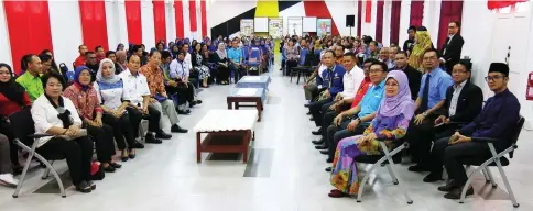  ??  ?? Fatimah (front row right) and other dignitarie­s and guests at the meeting.