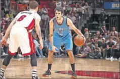  ??  ?? AGRESIVO. Álex Abrines se mide a Tyler Johnson, de los Heat.