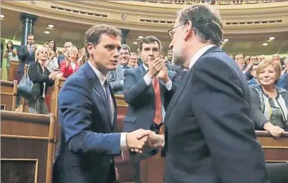  ?? JUAN CARLOS HIDALGO / EFE ?? El líder de Ciudadanos, Albert Rivera, y el presidente del Gobierno, Mariano Rajoy, en el Congreso