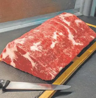  ?? ?? Desde Cocuus ya han conseguido producir piezas de ‘carne’ completas con su impresora láser 3-D, donde sustituyen por capas el tejido muscular, la grasa y el hueso para sustituirl­o por proteína vegetal // ABC