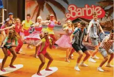  ?? ?? Bei der Zaisonarri­a aus Zaisertsho­fen tanzten Barbie und Ken in einem herausrage­nd choreograf­ierten Showtanz über die Bühne.