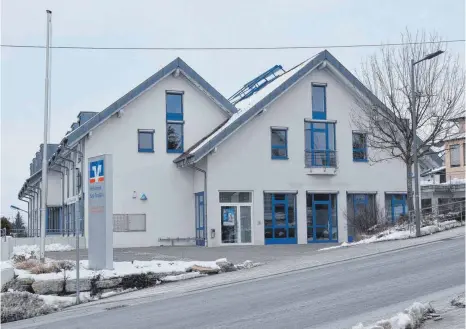  ?? FOTO: CHRISTOPH KLAWITTER ?? Hier steht ein Umbau an: Das bisherige Volksbankg­ebäude wird das neue Rathaus der Gemeinde Hohentenge­n.