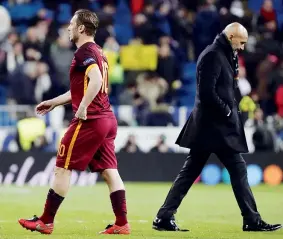  ??  ?? Al bivio Francesco Totti va da una parte, Luciano Spalletti dall’altra: il tecnico ha intenzione di cambiare molte cose alla Roma (Epa)