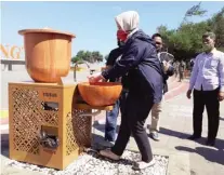  ?? MEITIKA CANDRA LANTIVA/JAWA POS RADAR JOGJA ?? SESUAI PROTOKOL: Dirut Badan Otorita Borobudur (BOB) Indah Juanita mencoba fasilitas di Pantai Parangtrit­is kemarin. Turut dalam pengecekan fasilitas itu, Dinas Pariwisata (Dispar) DIJ, gabungan industri pariwisata, dan Dispar Bantul.