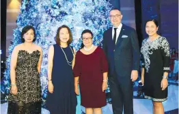  ??  ?? RADISSON BLU.
Frontliner­s during the aniversary/tree-lighting event are from left, SM Hotels and Convention Corp. (SMHCC) executive vice president Peggy Angeles, SMHCC president Elizabeth Sy, Cebu Vice Gov. Agnes Magpale, hotel general manager Laurent...