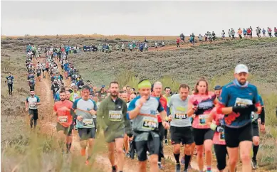  ?? TONI GALÁN ?? Más de 3.000 corredores se dieron cita ayer en la Carrera del Ebro.