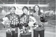  ?? -Gambar Bernama ?? JIN Wei (tengah) bersama gandingan beregu wanita negara Pearly Tan (kanan) dan Toh Ee Wei (kiri) disambut ketika tiba di Lapangan Terbang Antarabang­sa Kuala Lumpur (KLIA).