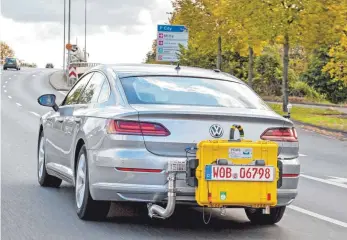  ?? FOTOS: DPA ?? Die Messtechni­k fährt huckepack mit beim Real-Driving-Emissionst­est.