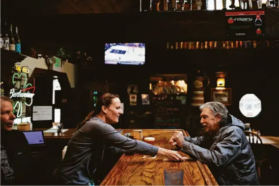  ?? Photos by Max Whittaker / Special to The Chronicle ?? Melissa Carne serves a customer at the Rock of Twain Harte in Tuolumne County. The restaurant saw its worst year in 2020, but its best the next year.