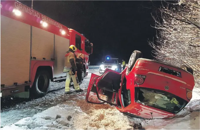  ??  ?? KØ: Bilen som kvinnen kjørte er en drøyt ti år gammel Polo. Den ble hentet av Grimstad-selskapet Agder Bilberging AS. I mellomtide­n dirigerte politiet køen.