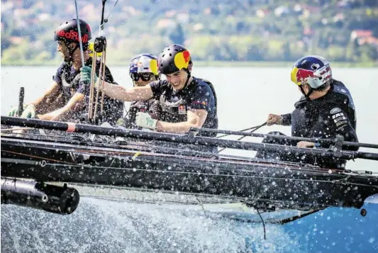  ?? BILD: SN/RED BULL CONTENT ?? Im Wassereins­atz auf dem Balaton (v. l.): Daniel Ricciardo, Roman Hagara, Max Verstappen, Hans Peter Steinacher.