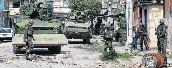  ?? FOTOS: WILTON JUNIOR/ESTADÃO ?? Na rua e no mar.
Um total de 3 mil militares foi mobilizado em ação na Kelson’s; 11 pessoas foram presas e 6 armas acabaram apreendida­s, além de veículos e drogas