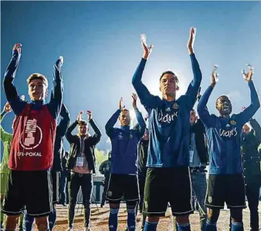  ?? Foto: dpa ?? So sehen Sieger aus: Die Spieler des 1. FC Saarbrücke­n lassen sich feiern.