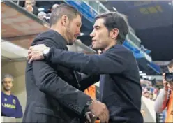  ??  ?? COLEGAS. Cholo Simeone y Marcelino se saludan.