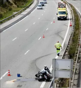  ?? (Photos Dominique Leriche) ?? La moto du fonctionna­ire de police a continué de glisser le long de la glissière de sécurité de l’autoroute, sur une très longue distance.