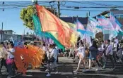  ?? CARLOS MORENO PARA EL U-T. ?? Más de 10 mil personas acudieron al Desfile del Orgullo Gay en el centro de Tijuana.