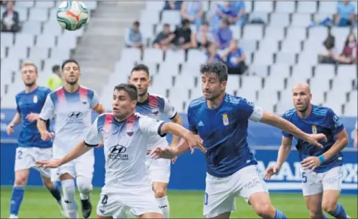  ??  ?? DISPUTADO. El Real Oviedo y el Extremadur­a no consiguier­on pasar del empate en el Carlos Tartiere.