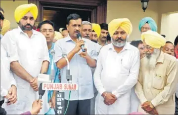  ?? BHARAT BHUSHAN /HT ?? AAP national convener and Delhi CM Arvind Kejriwal addressing party workers at Sunam in Sangrur on Sunday as local MP Bhagwant Mann (2L) and leader of opposition Harpal Singh Cheema (2R) look on.