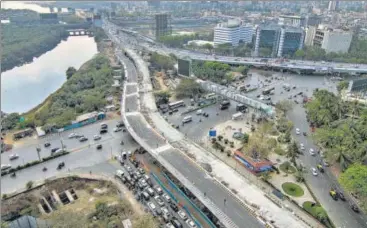  ?? PRATIK CHORGE/HT PHOTO ?? One arm of the Kalanagar flyover, which connects it to the Bandra-worli sea link, was inaugurate­d on Sunday.