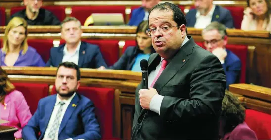  ?? EFE ?? El consejero de Interior, Joan Ignasi Elena, ante Pere Aragonès en una intervenci­ón parlamenta­ria reciente