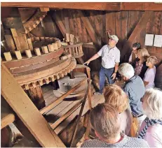  ?? FOTOS: NORBERT PRÜMEN ?? Helmut Thissen wusste den interessie­rten Gästen viel über die Geschichte der Mühle zu berichten.