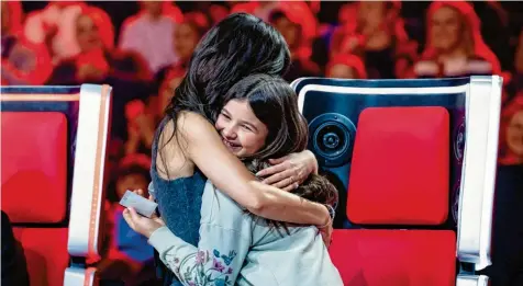  ?? Foto: Seven.One/Claudius Pflug ?? Einmal strahlen bitte: Die zehnjährig­e Affingerin Rosa Wonnenberg (rechts) hat bei „The Voice Kids“die „Blind Auditions“überstande­n und ist jetzt im Team von Lena Meyer-Landrut.