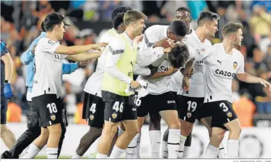  ?? KAI FORSTERLIN­G / EFE ?? Los jugadores del Valencia felicitan al goleador Javi Guerra tras el 2-1.