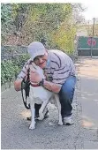  ?? FOTO: FIFTYFIFTY ?? Fiftyfifty-Verkäufer André Kurkowiak mit Hund Diablo.