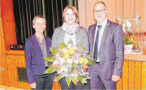  ?? FOTO: KURT ZIEGER ?? Schulrätin Edeltraud Neher (links) und Bürgermeis­ter Richard Mück bei der Amtseinset­zung von Rektorin Andrea Häbe.