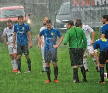  ?? Foto: Roland Furthmair ?? Die Partie zwischen dem TSV Obenhausen stand kurzzeitig wegen starken Regens kurz vor dem Abbruch. Das wäre den unterlegen­en Gastgebern an diesem Tag wohl sogar ganz gelegen gekommen.