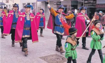  ?? FOTOS: OH ?? Beim großen Umzug nehmen am Sonntag viele Narrenzünf­te teil.