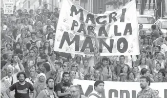  ??  ?? Miles de argentinos protestaro­n en la Plaza de Mayo.