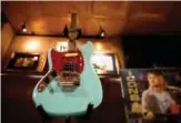  ??  ?? Kurt Cobain’s custom-built left-handed Fender Mustang guitar.