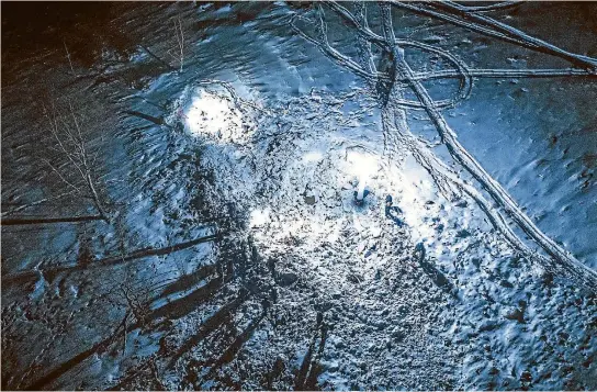  ?? PHOTO: GETTY IMAGES ?? Spot-lit emergency workers cast long shadows as they gather at the crash site of a Saratov Airlines Antonov An-148 plane near Domodedovo Internatio­nal Airport , Moscow.