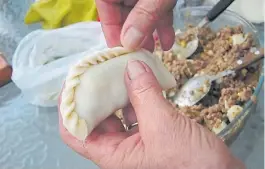  ??  ?? LA EMPANADA ES UN CLASICO DE LA GASTRONOMI­A ARGENTINA.