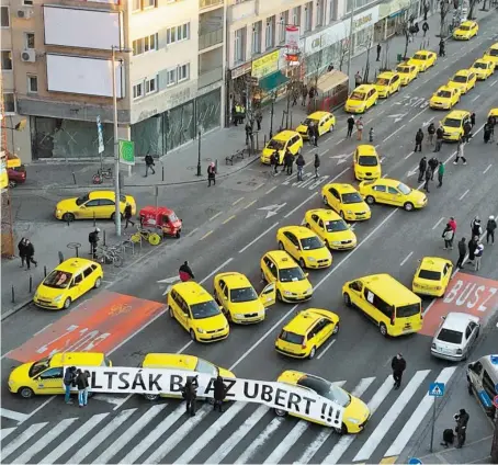  ?? BILD: SN/AP ?? Gut 100 Taxifahrer blockierte­n Mitte Jänner das Zentrum von Budapest und forderten ein Verbot von Uber.