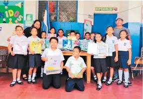  ??  ?? Biblioteca escolar. Los alumnos del centro escolar Barrio el Calvario de La Libertad formaron parte de los estudiante­s beneficiad­os.