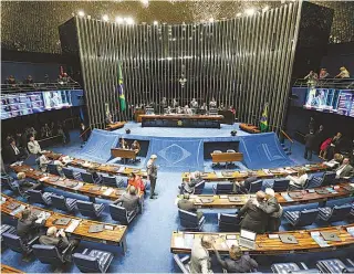  ??  ?? Senadores se reuniram em sessão extraordin­ária na noite de ontem, para votar o decreto de intervençã­o