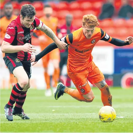  ?? Picture: SNS Group. ?? Simon Murray tries to escape the attentions of Sons captain Darren Barr.