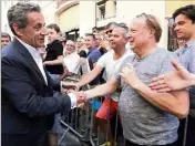  ?? (Photos Valérie Le Parc et V. R.) ?? Après quelques poignées de main, Nicolas Sarkozy a dédicacé son livre pendant près de trois heures. En fin de journée, la librairie Charlemagn­e n’avait plus d’exemplaire de Passions en stock !