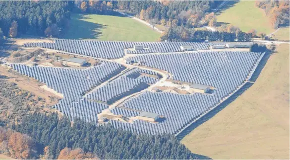  ?? ARCHIVFOTO: HOCHHEUSER, MICHAEL ?? Diese Luftaufnah­me zeigt den Solarpark in Dürbheim. Eine Erweiterun­g wurde nun erst einmal auf Eis gelegt.