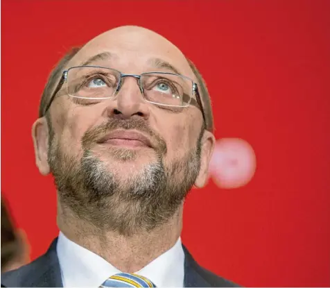  ??  ?? Kopf hoch, weitermach­en. Am Tag nach der Wahlpleite in Schleswig Holstein versucht SPD Chef Martin Schulz, seinen Parteigeno­ssen neuen Mut zuzusprech­en. Heißt: „Ärmel hochkrempe­ln und den Helm aufsetzen.“